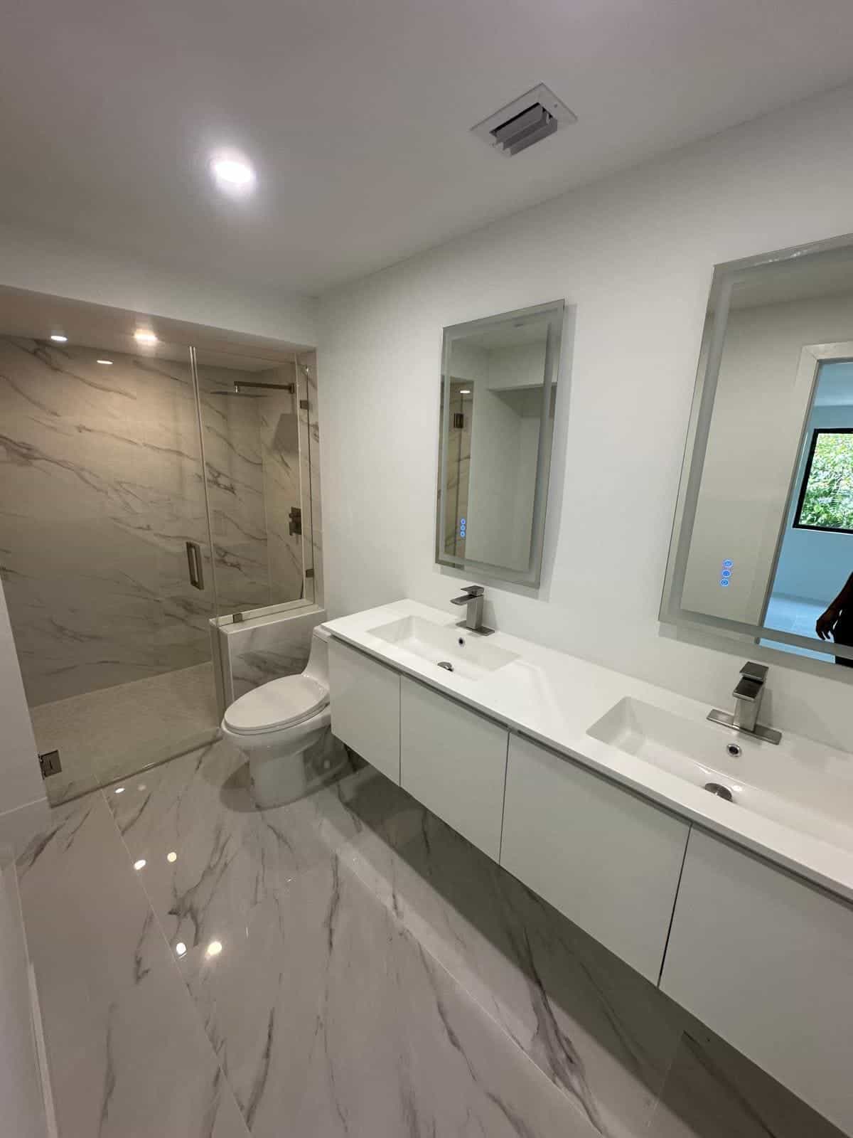 Before and after of a Bathroom remodeling by a plumber in Aventura