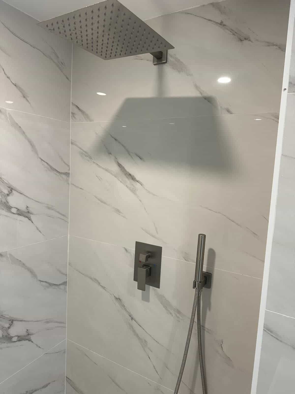 Before and after of a Bathroom remodeling by a plumber in Aventura