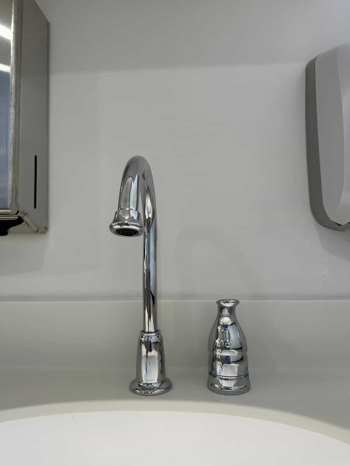 Before and after of a Faucet installation by a plumber in Aventura