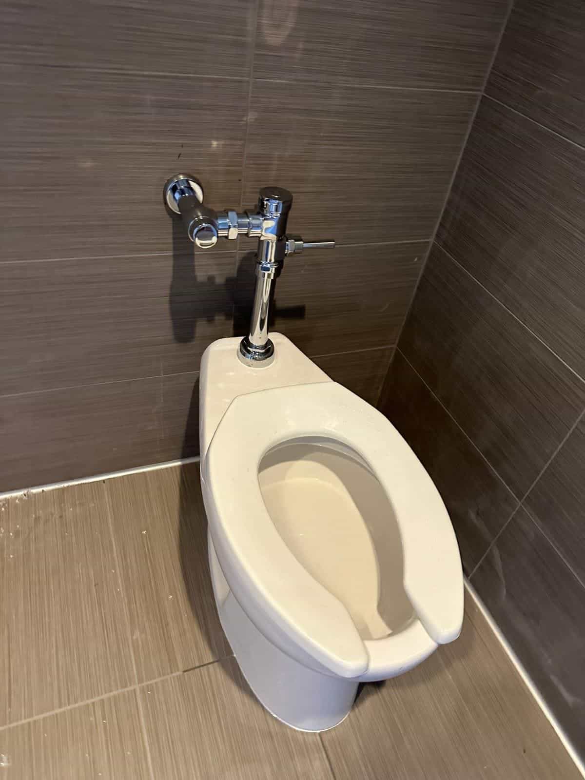 Before and after of a Toilet installation by a plumber in Aventura