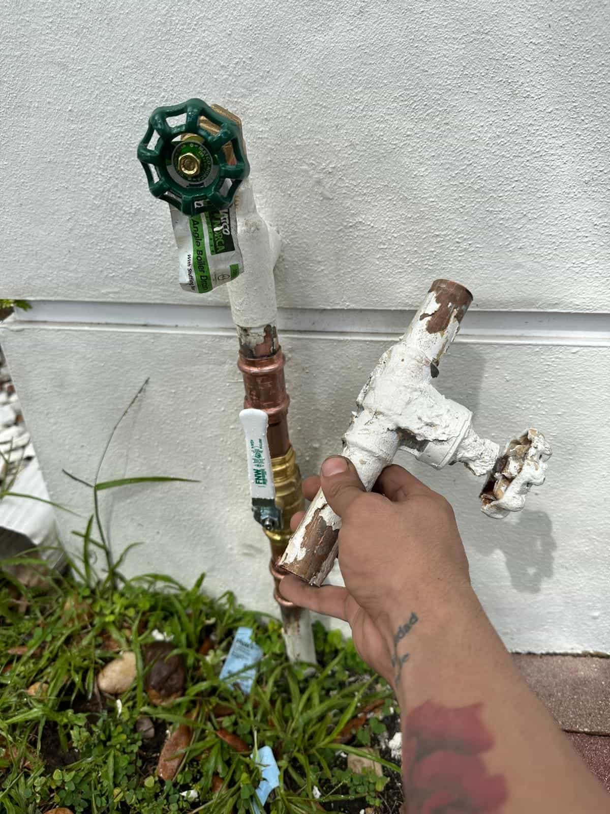 Before and after of a Main valve replacement by a plumber in Aventura